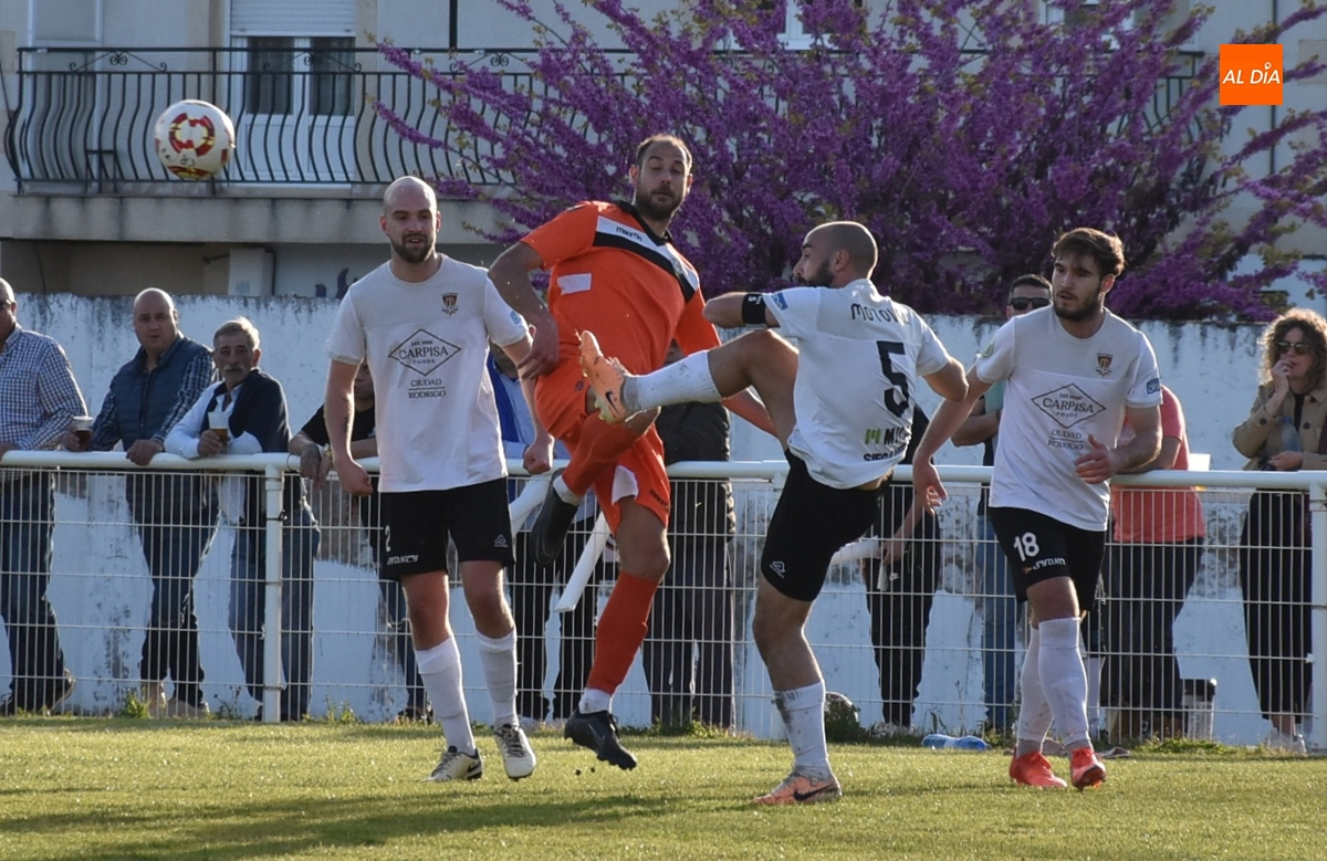 El Ciudad Rodrigo pierde con polémica un partido de 3 tiempos y se queda contra las cuerdas