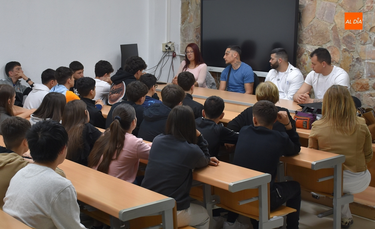 Presos de Topas relatan su experiencia vital a alumnos del IES Tierra para que tomen conciencia