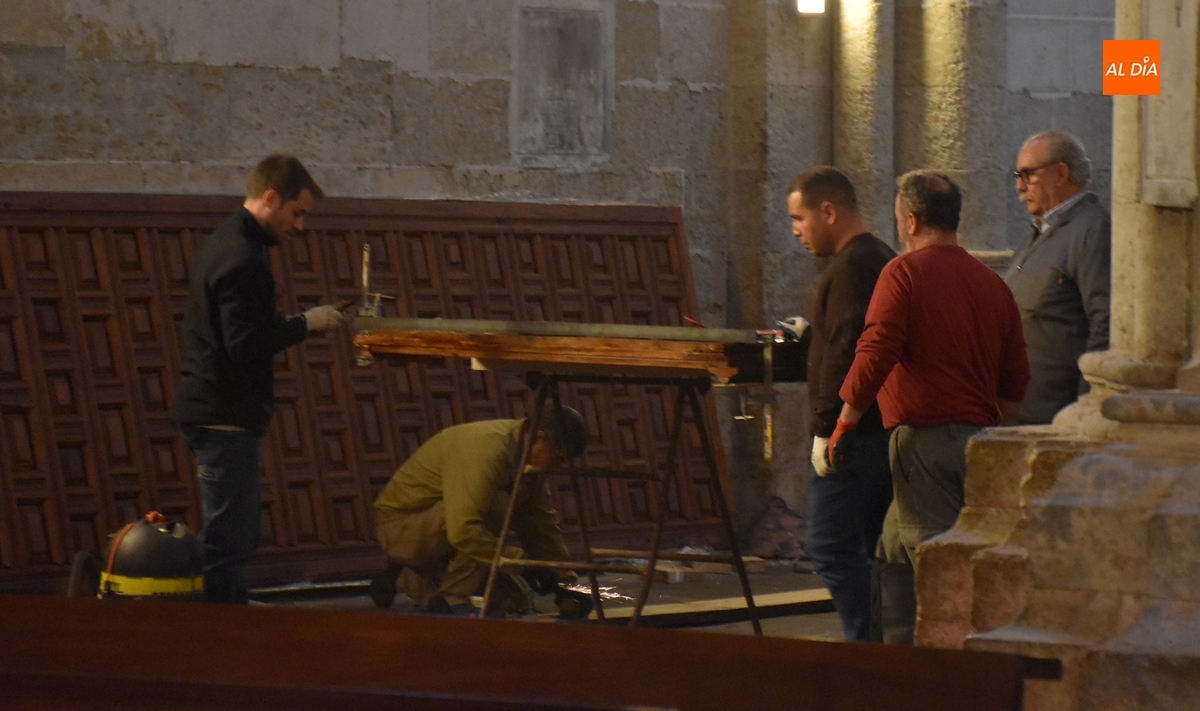 A contrarreloj para tener lista la cancela de la Catedral para la Semana Santa