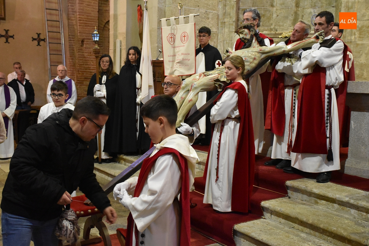 El Cristo del Silencio protagoniza el clásico Besapiés en su retorno a San Pedro-San Isidoro