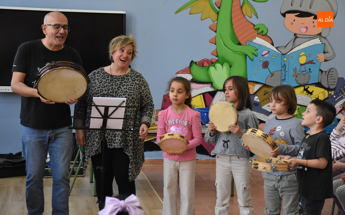 Cantado el Himno del Colegio San Francisco en una mañana repleta de juegos tradicionales