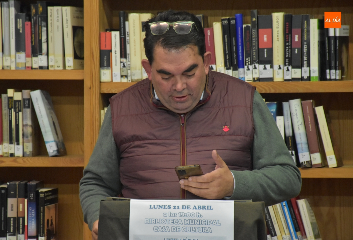 Una veintena de personas toman parte en la lectura colectiva de Mirolibro