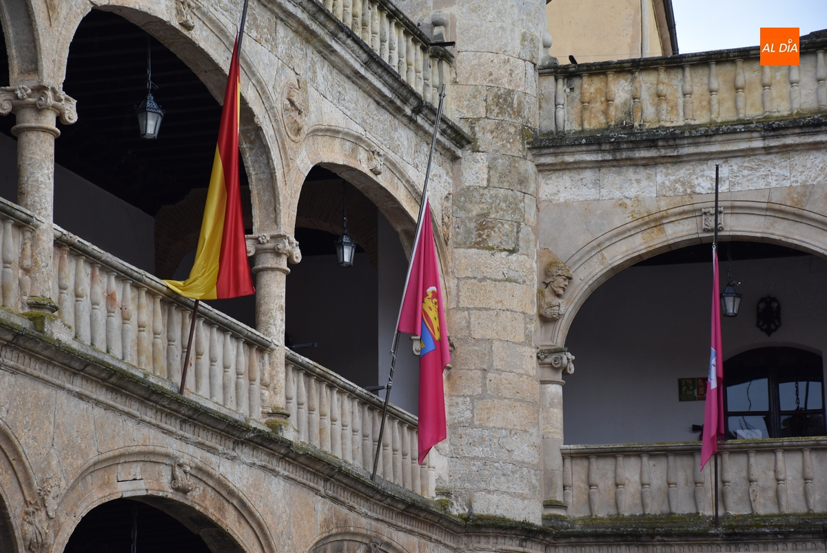 La Casa Consistorial mirobrigense luce sus banderas a media asta mientras se suceden las condolencias