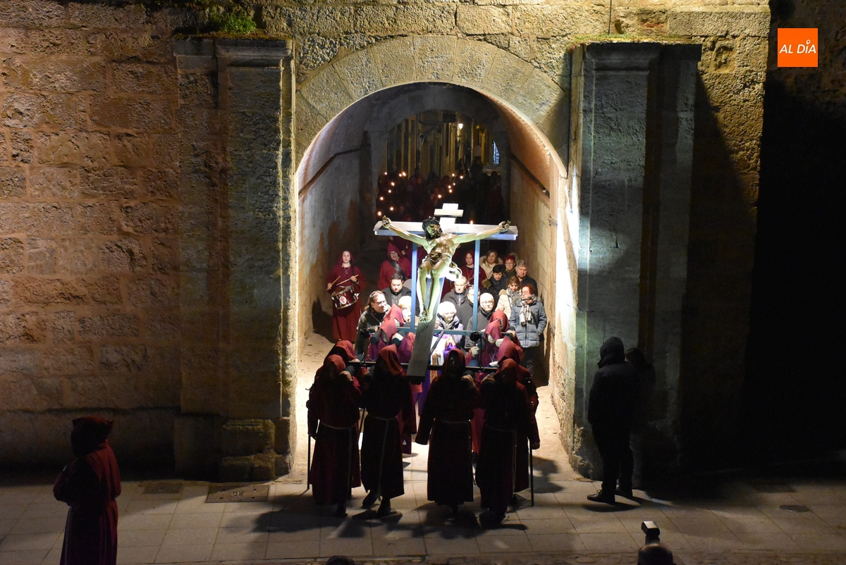 El Cristo de la Buena Muerte procesiona con mucha más luz en una noche que se puso fría