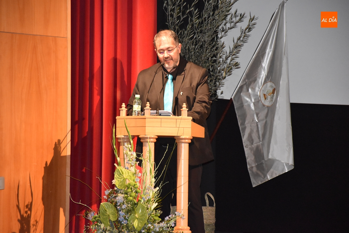 Daniel Mielgo enlaza las 7 cofradías con los 7 sacramentos a través de un ramillete de testimonios