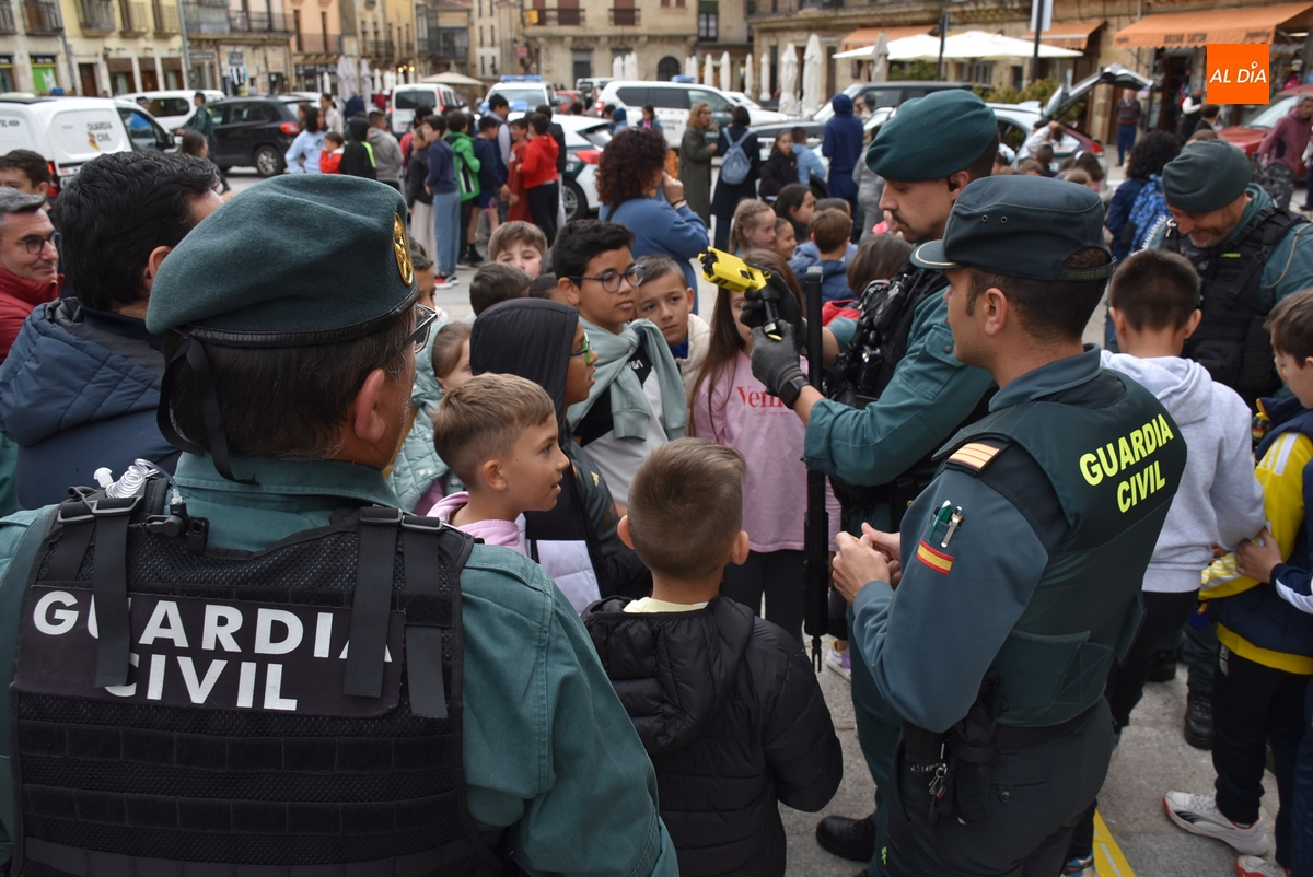 La Guardia Civil ofrece en la Plaza Mayor una exhibición ante un millar de escolares