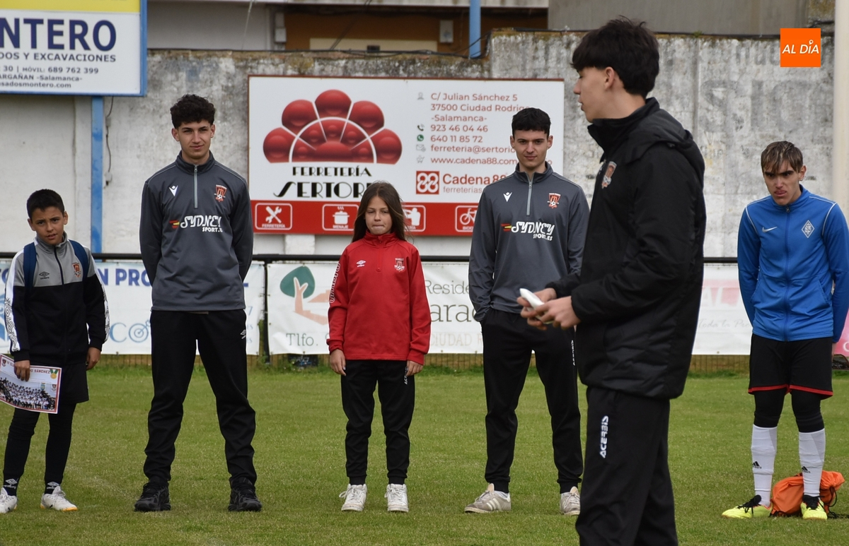 Concluye con la entrega de diplomas y un sorteo de regalos el Clínic en recuerdo de Ricardo Sánchez