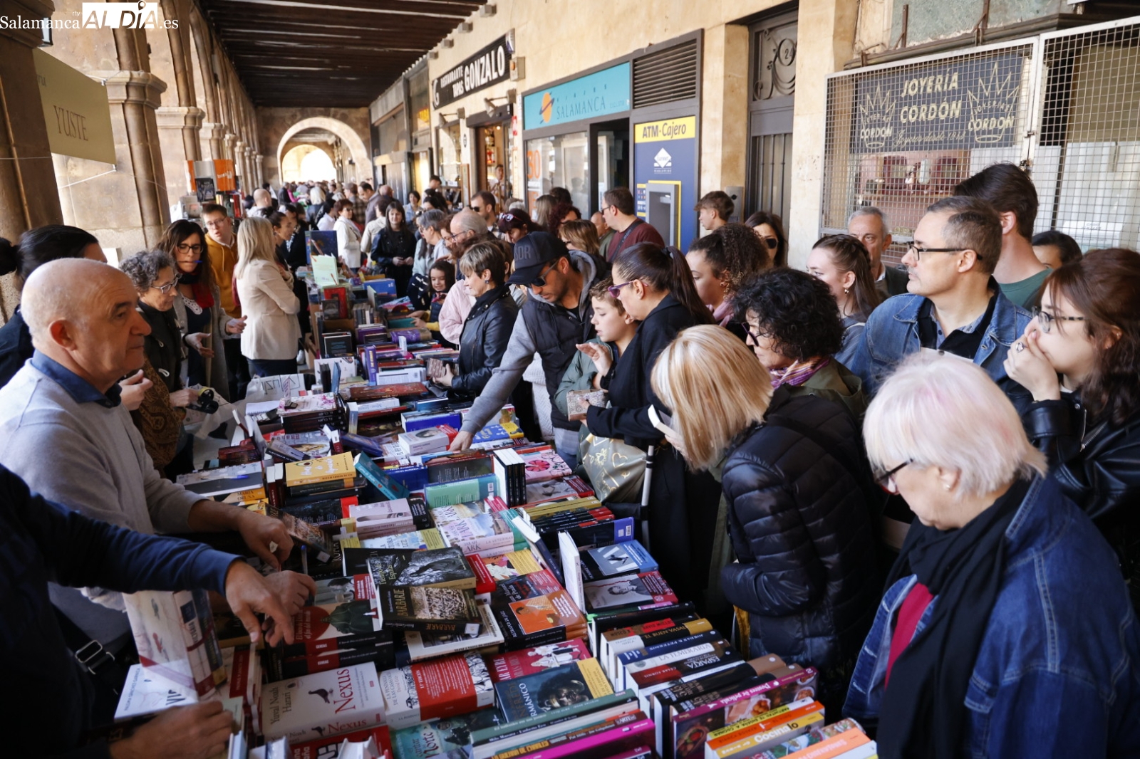 FOTOS y VÍDEO | Ambientazo en la Plaza Mayor para disfrutar de un Día del Libro en homenaje a Carmen Martín Gaite
