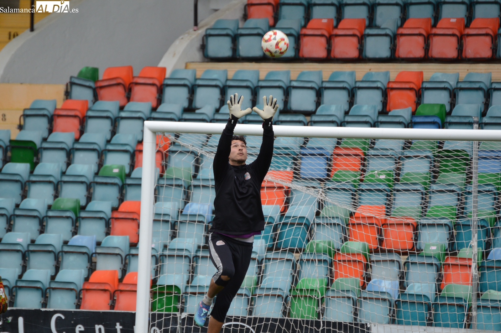 Dueñas pasa de Las Pistas y se vuelve a encerrar en el Helmántico: Eric Ruiz se prepara por si es titular en el Salamanca UDS y Jon podría probarse