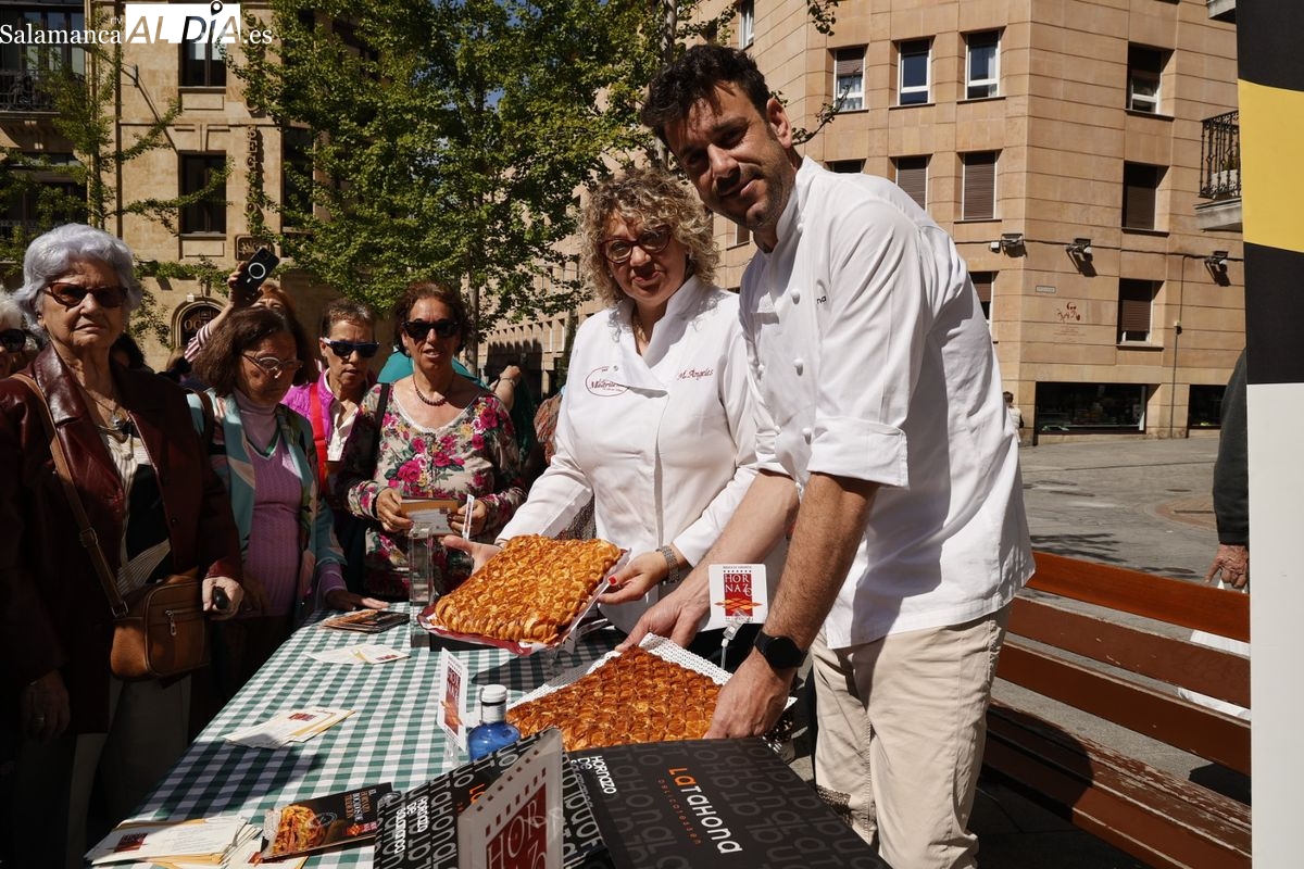 FOTOS | Exitazo de las degustaciones de hornazo gratuitas