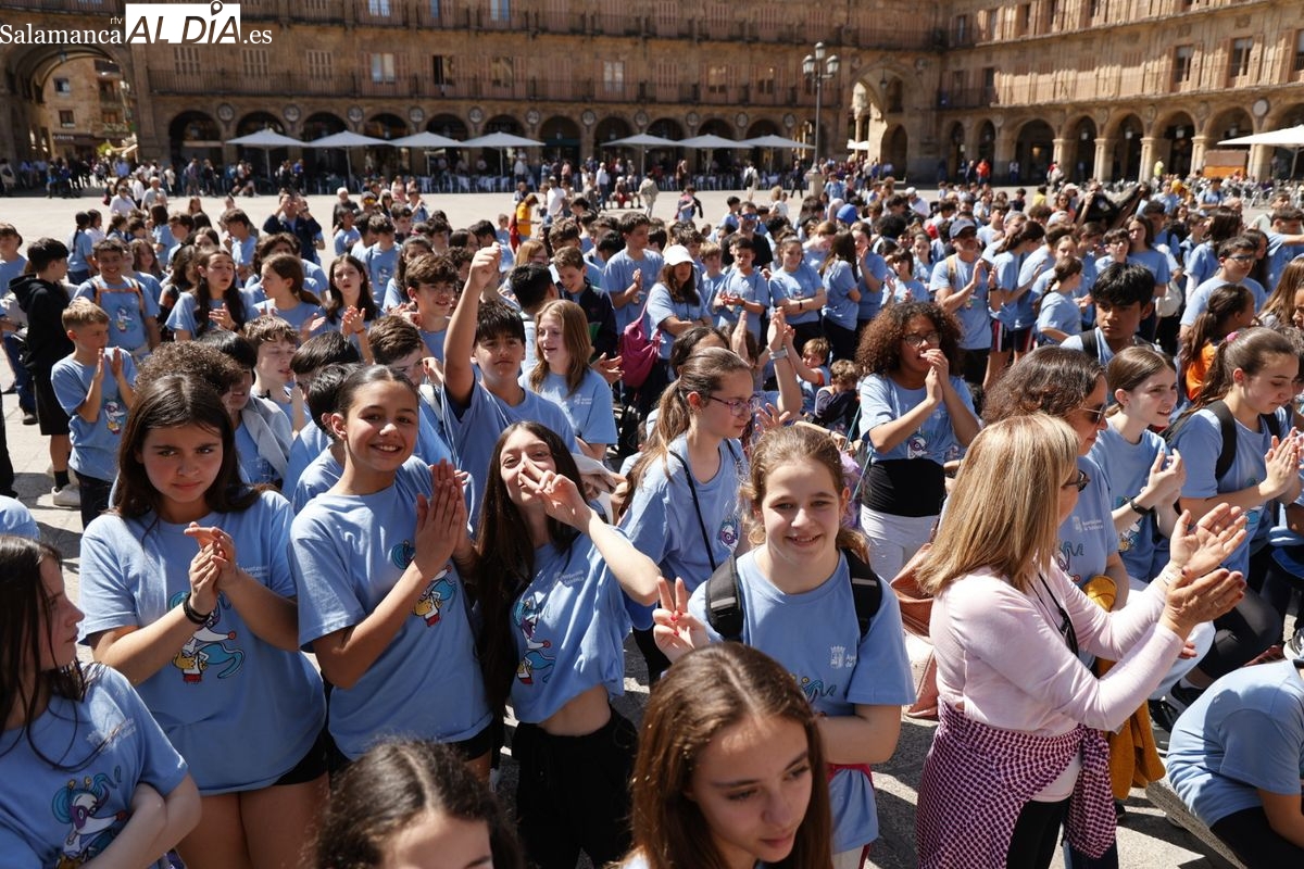 FOTOS y VÍDEO | Cerca de 800 jóvenes en la Plaza Mayor para celebrar el Día de Educación Física en la Calle