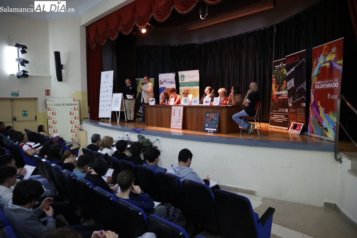 Éxito de la Feria de Asociaciones en el IES Lucía de Medrano