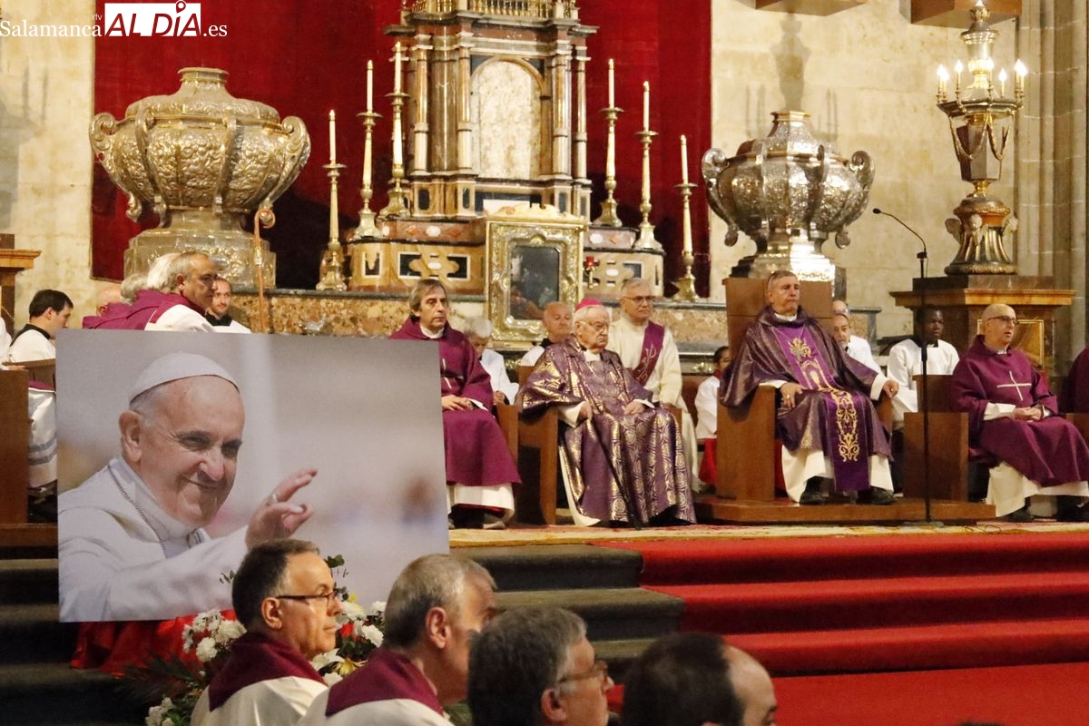 VÍDEO Y FOTOS | Emotivo funeral por el papa Francisco en la Catedral de Salamanca