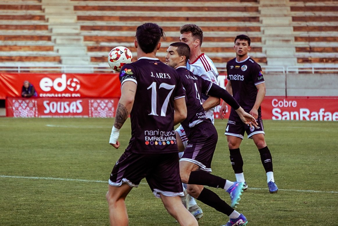 El Salamanca UDS de Dueñas se pega un guarrazo en Compostela y el descenso le respira en la nuca (1-0)
