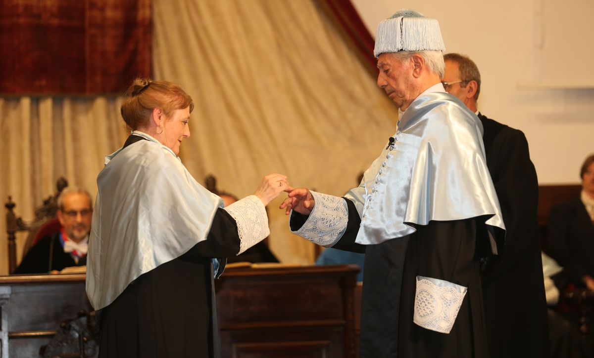 Vargas Llosa recibió el doctorado honoris causa por la Universidad de Salamanca en 2015