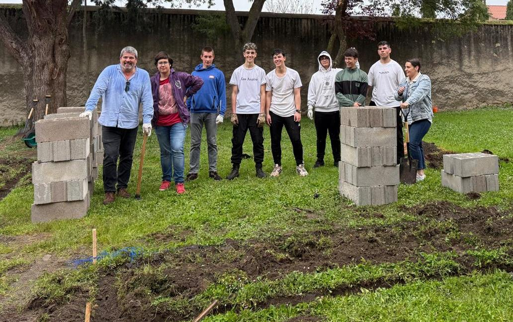El IES Fray Diego inicia la construcción de unos huertos elevados
