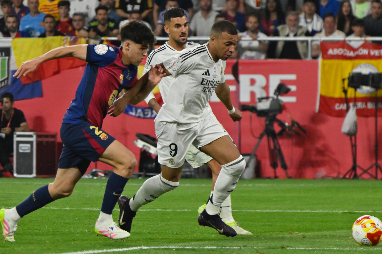 El Barça se corona campeón de la Copa del Rey en la prórroga ante el Madrid (3-2)