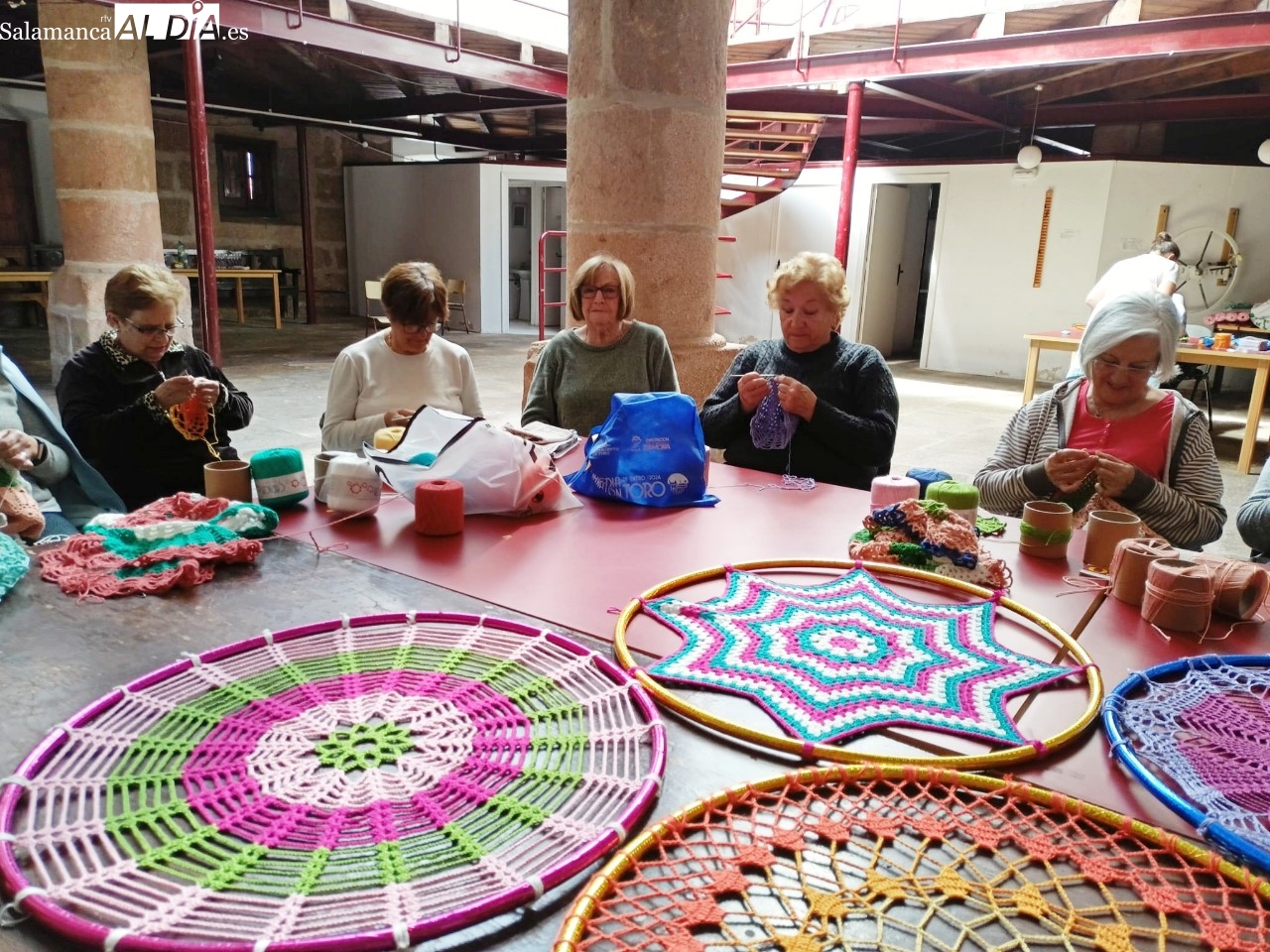 La Asociación Cultural Alhóndiga promueve un taller de ganchillo en San Felices de los Gallegos