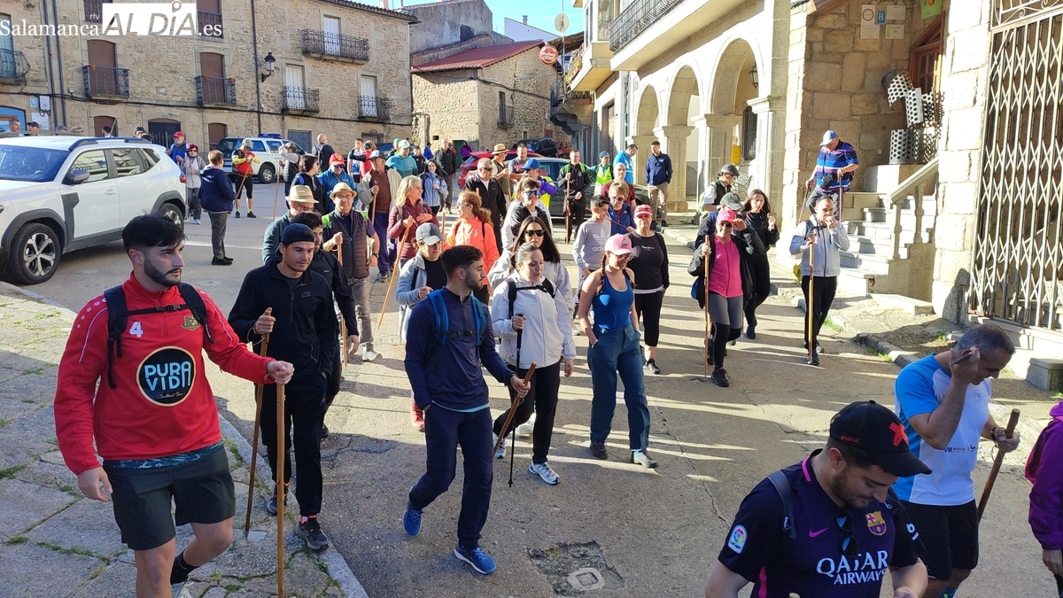 Cerca de 350 personas participan en la XXIII Ruta de Senderismo de Aldeadávila de la Ribera