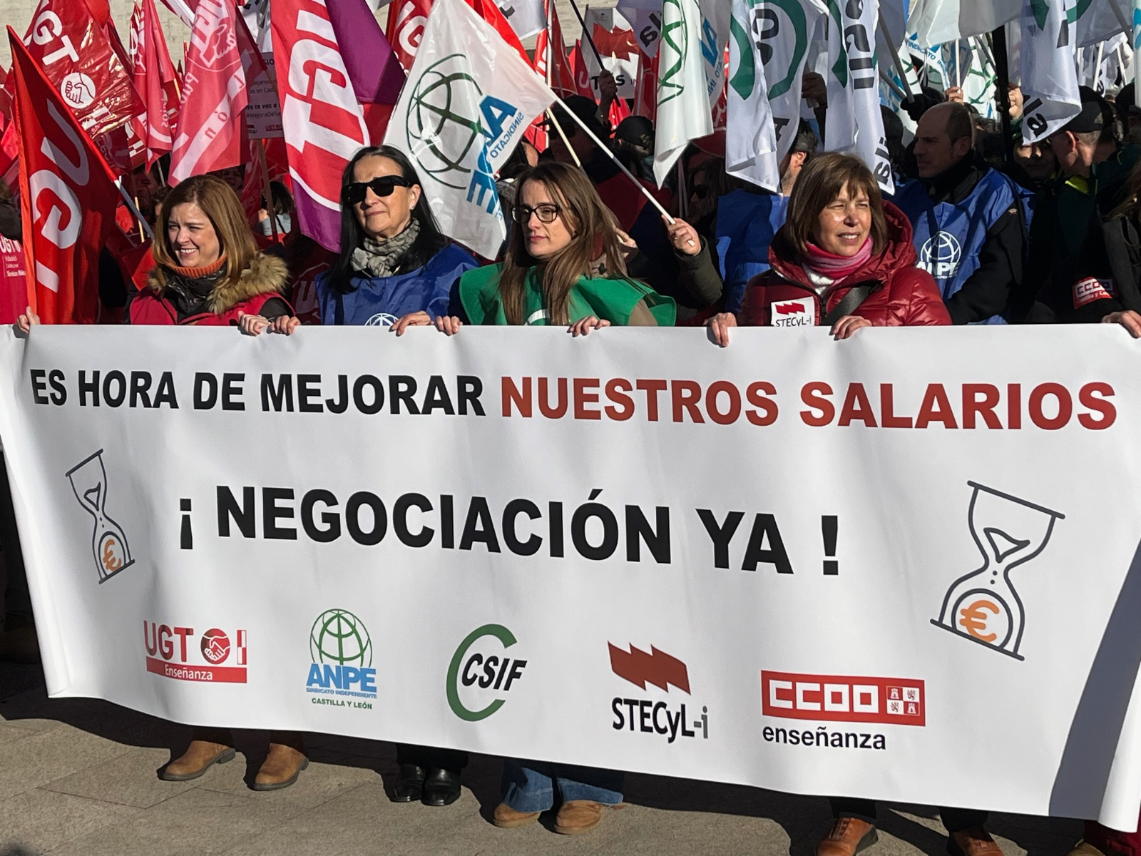 Recogen firmas para exigir la subida salarial de los docentes