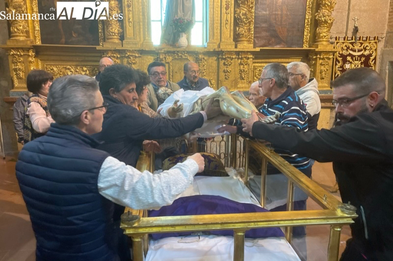 El histórico cambio de ropas al Cristo de la Cama se vive este sábado junto a una novedosa ‘Operación Kilo’ 