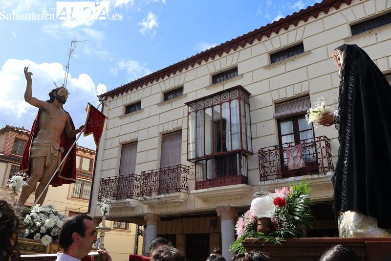 El Resucitado y la Virgen de la Alegría se encuentran entre aplausos y campanas