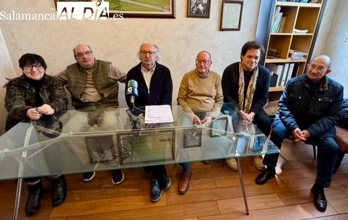 El pamplonés Javier Izcue Argandoña y el albaceteño Francisco Jiménez Carretero se llevan el XXXII Premio de Poesía de la Hermandad de Cofradías