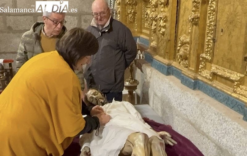 Veneración y tradición para vivir el histórico cambio de ropa al Santo Cristo de la Cama
