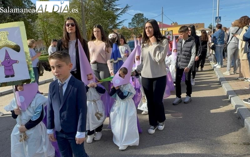 Ambiente de Semana Santa adelantado en las calles para vivir el esperado Vía Crucis del Colegio La Encarnación