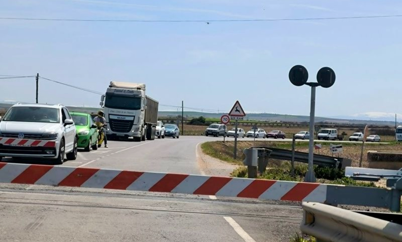 Hartos del paso a nivel en Babilafuente tras una nueva espera de más de 20 minutos
