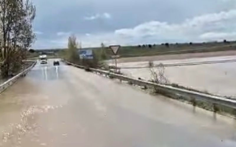 Una espectacular tormenta complica temporalmente la circulación en Encinas de Abajo
