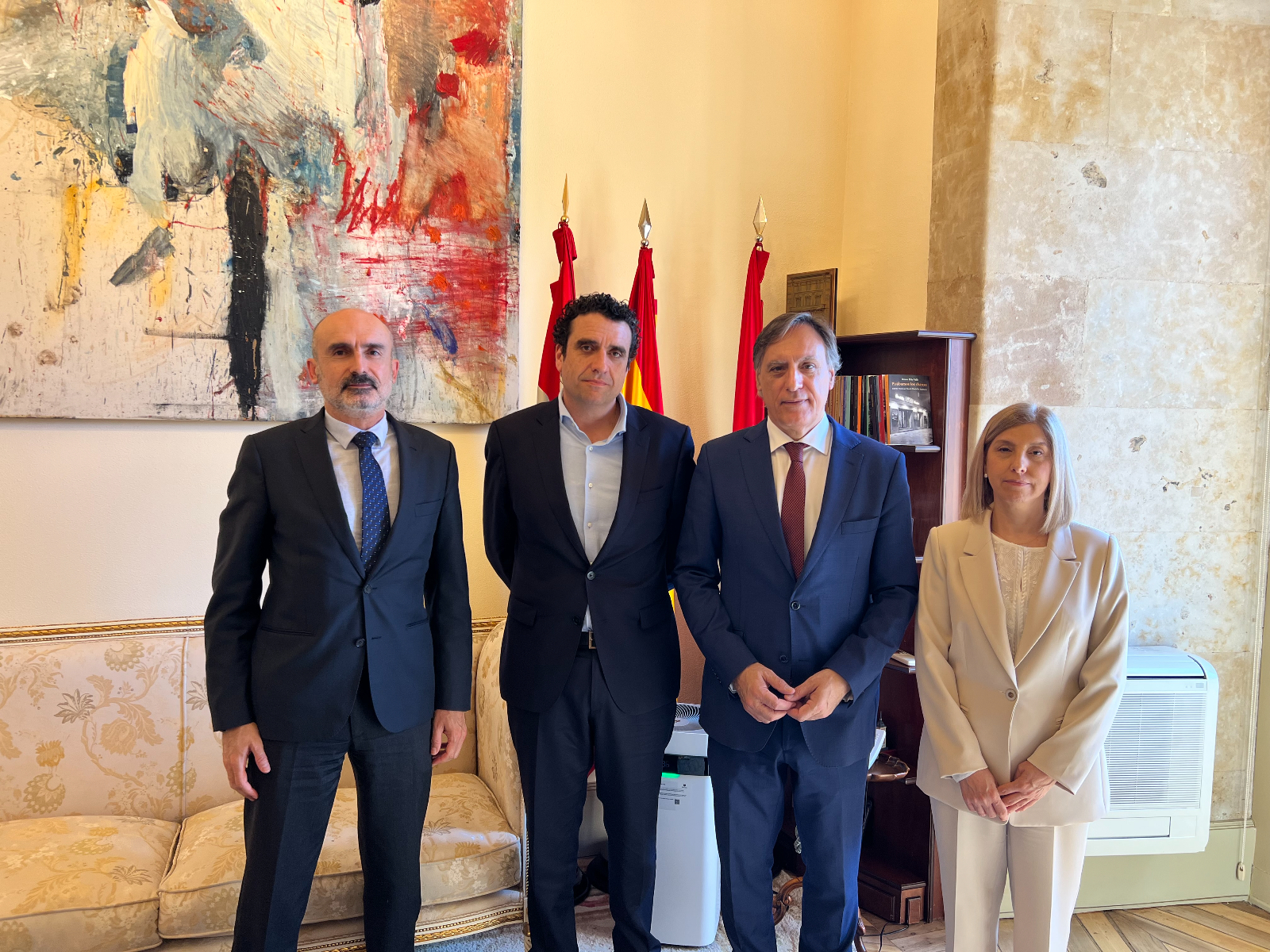 El alcalde de Salamanca recibe a los nuevos responsables del Hospital HM Santísima Trinidad