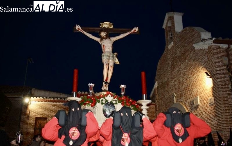 Devoción y miradas fijas en la procesión del Santo Cristo del Humilladero y la Virgen de las Lágrimas