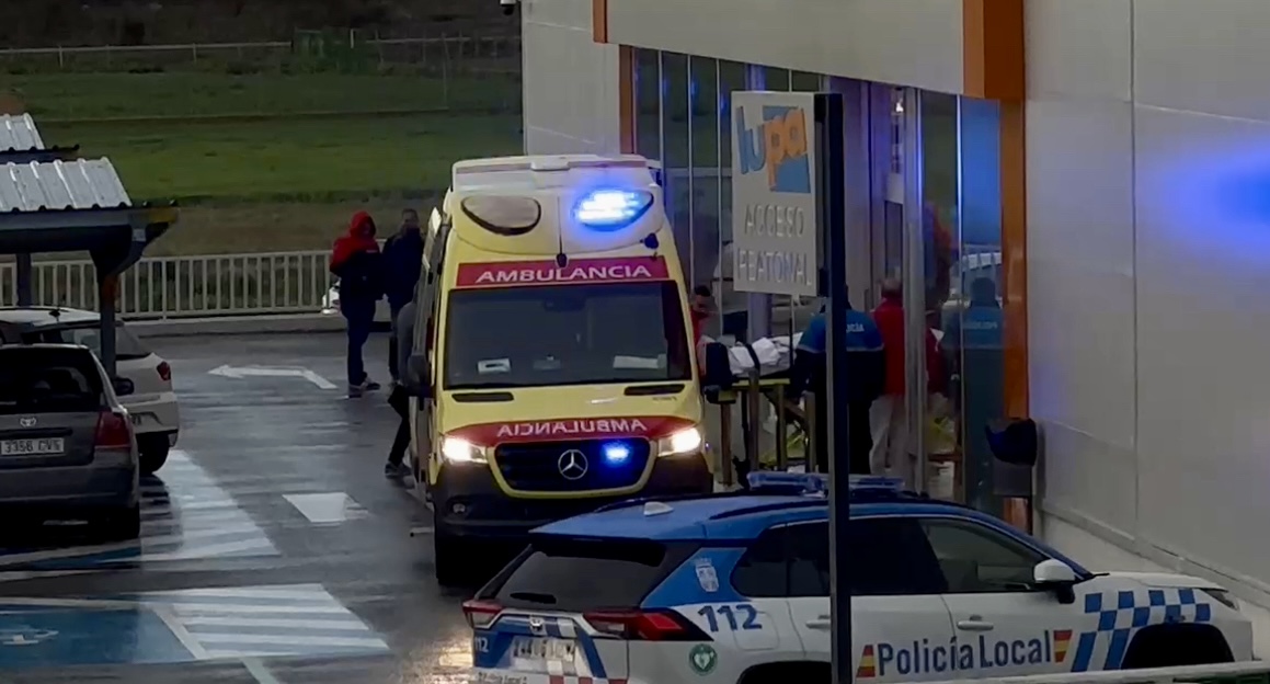 Policía Local y sanitarios se movilizan para atender una aparatosa caída junto a un conocido supermercado