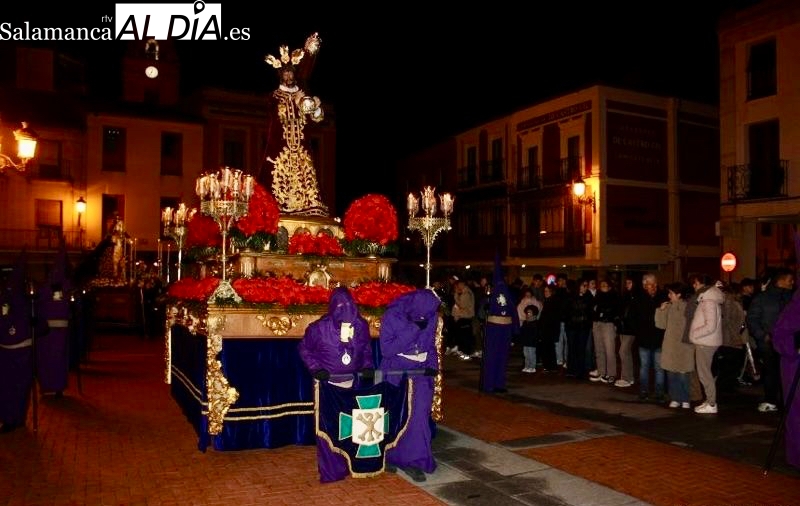 La solemne penitencia nazarena recorre las calles de Peñaranda en su habitual madrugada 