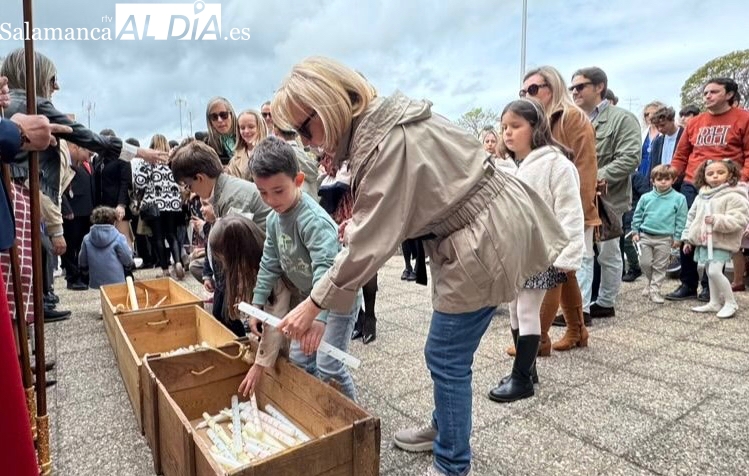 Ilusión y ambiente multitudinario para vivir la tradicional Procesión de la Vela en Peñaranda