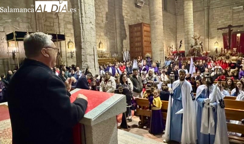 La amenaza de lluvia da paso a la tristeza  y obliga a suspender la procesión del Santo Entierro 