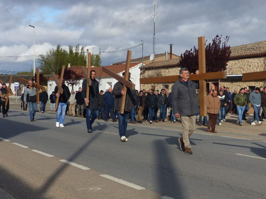 Sobriedad e imponente silencio en los Vía Crucis de hombres y mujeres de Villoria