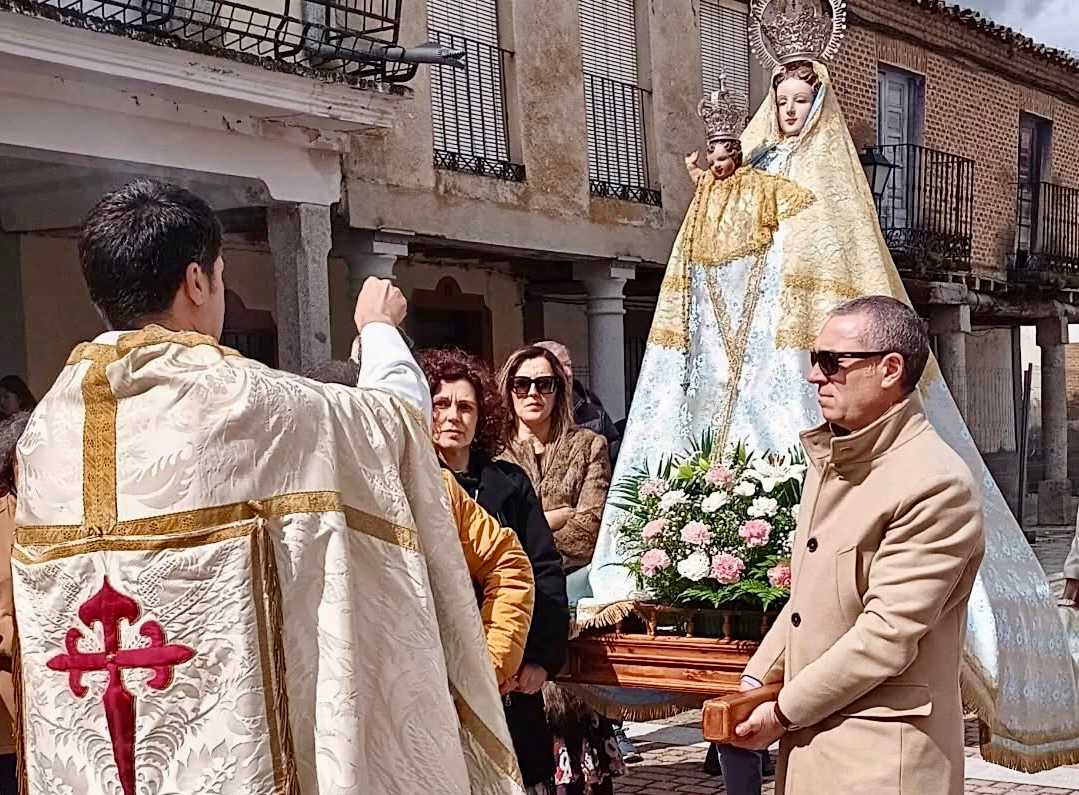 Santiago de la Puebla arropa en las calles al Resucitado en la Procesión del Encuentro
