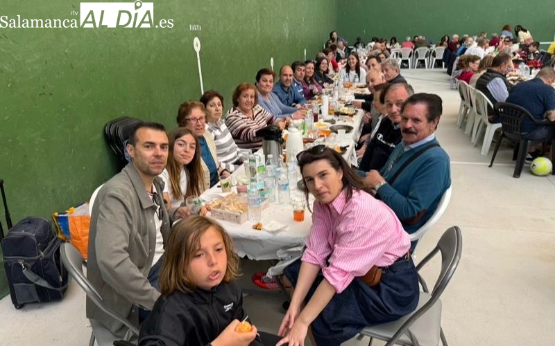 Más de 400 raciones de patatas machaconas para una multitudinaria Comida Popular solidaria con Pyfano en Santiago de la Puebla