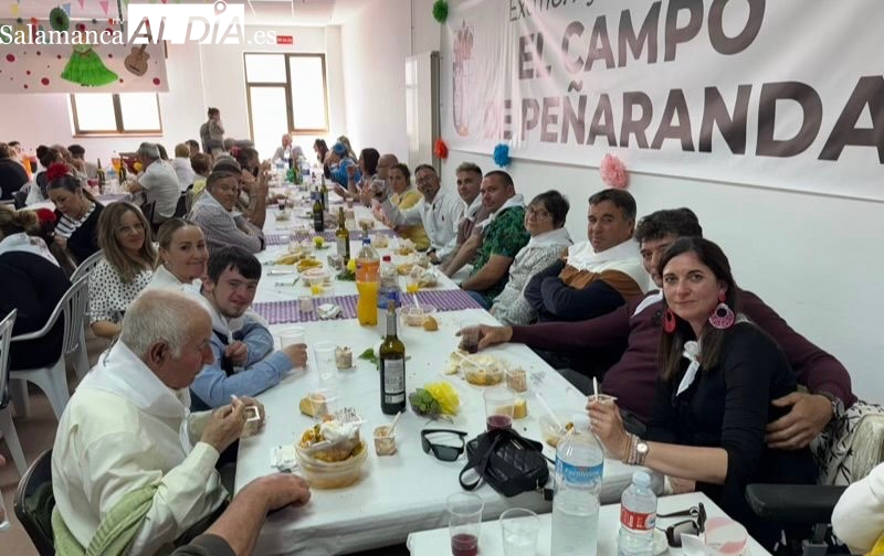 Varios cientos de personas disfrutan del arte y la fiesta durante la II Feria de Abril en El Campo de Peñaranda