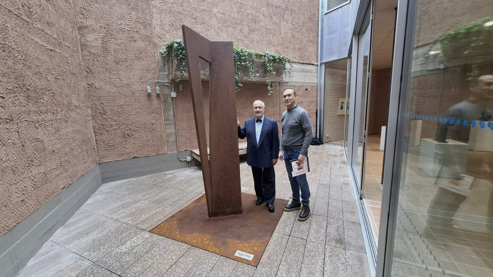 El artista que ha expuesto en Nueva York y dona una obra a este municipio salmantino