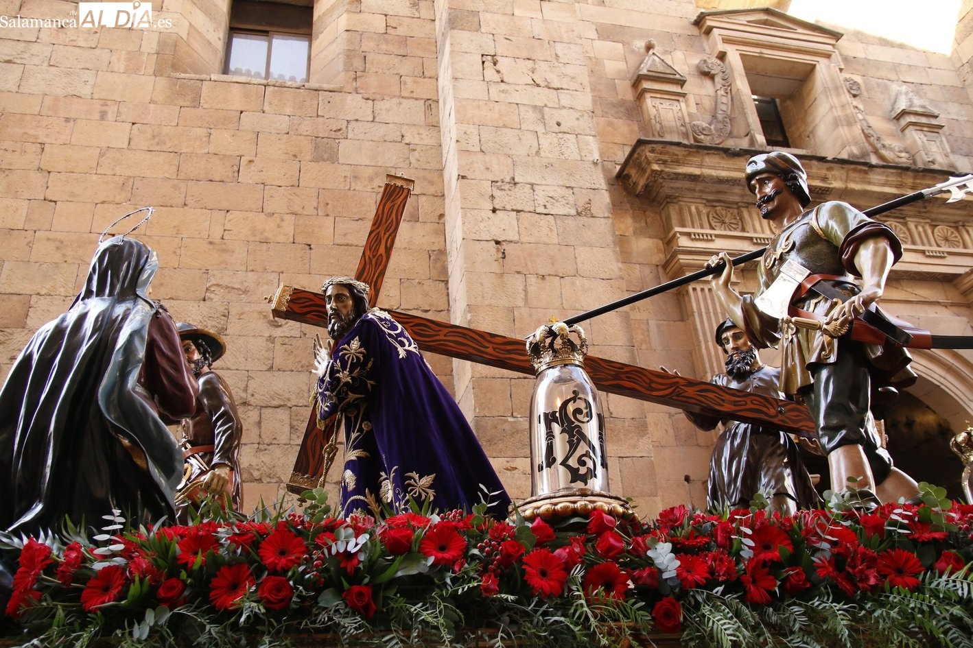 Auge y esplendor en la Congregación de Jesús Nazareno, que estrena paso para el Santo Entierro