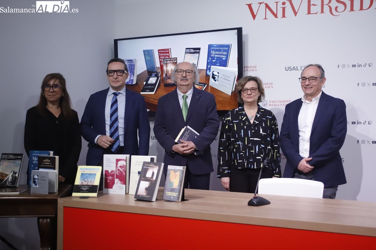 La Universidad de Salamanca recibe una donación de libros del poeta Antonio Colinas