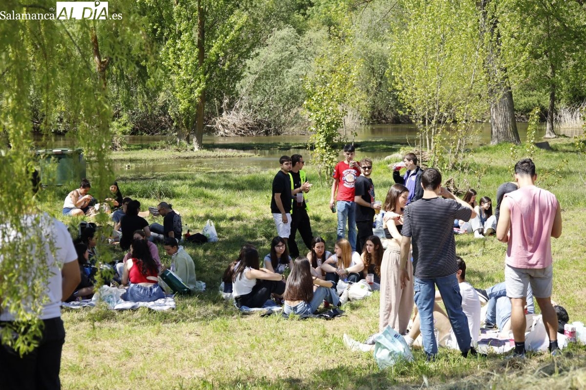 FOTOS | En medio del apagón, las inmediaciones del Puente Romano ya empezaban a llenarse de jóvenes