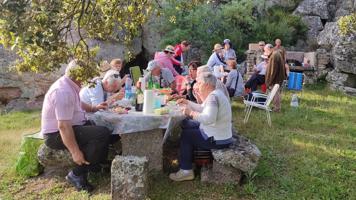 Cerezal de Peñahorcada revive del Lunes de Aguas con hornazos y hermandad 
