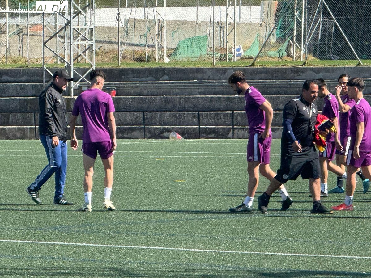 Hugo Mora y Parra dirigen al filial del Salamanca UDS… con Dueñas como testigo del entrenamiento