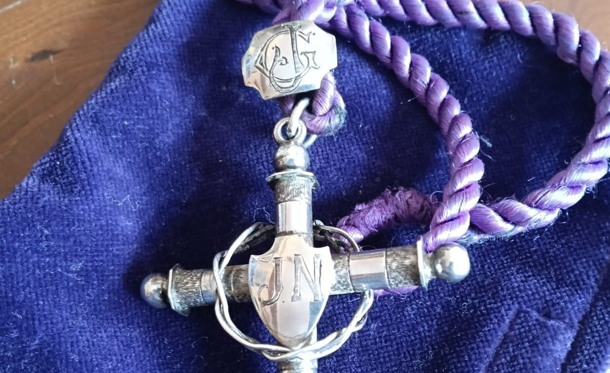 Medallas que pasan de generación en generación y túnicas mortaja, dos tradiciones que aún perduran en Salamanca