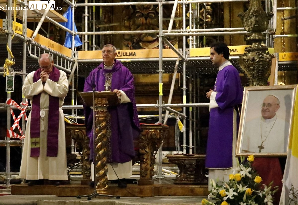 FOTOS | La UPSA celebra una emotiva misa funeral por el Papa Francisco en La Clerecía