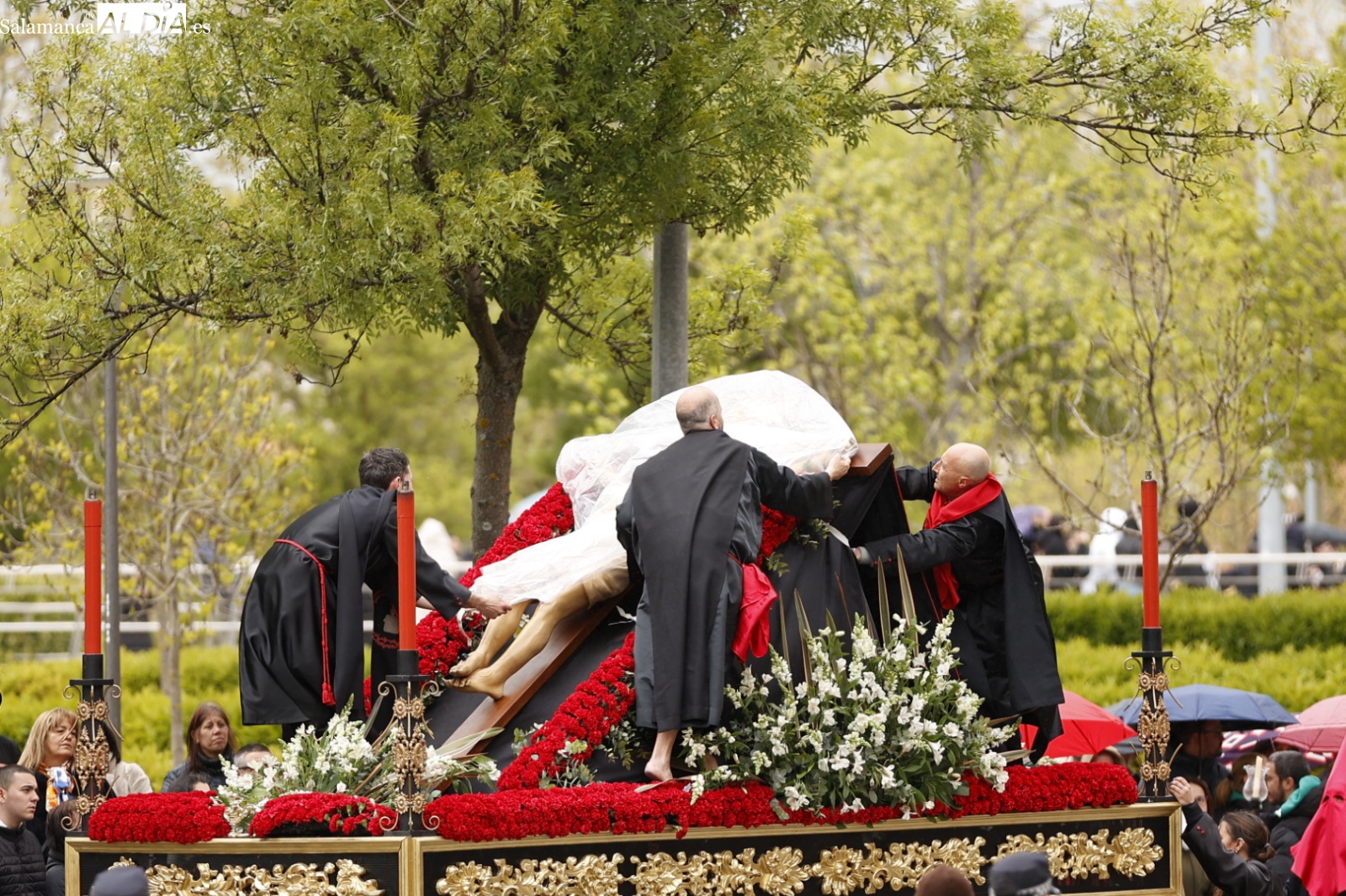 FOTOS y VÍDEO | La Hermandad del Silencio desafía a la lluvia en el aniversario del Cristo de la Vela